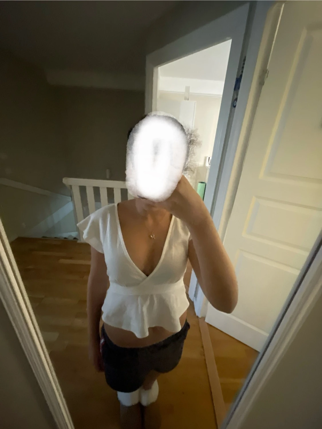 Vit omlottopp med volangärm - 1