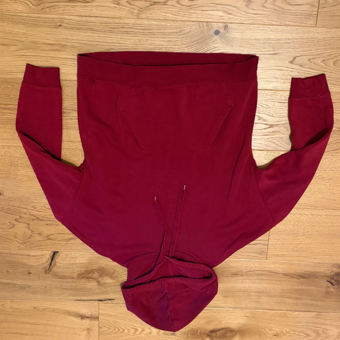 Mörkröd hoodie med huva och ficka - 2