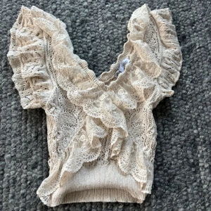 Beige spetsblus med volanger - Supersöt beige blus från Zara med v-ringning, stora volanger och spetsdetaljer. 