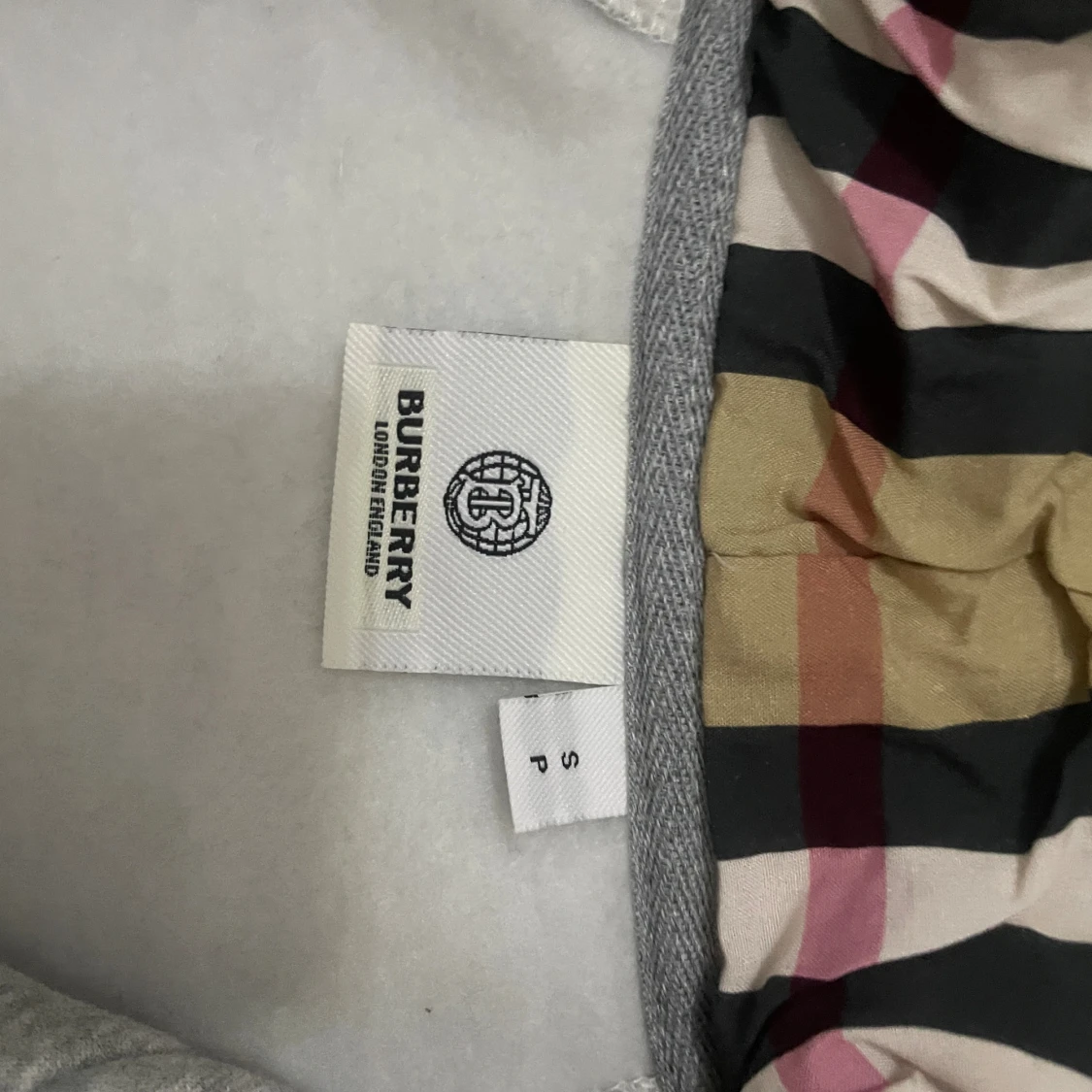 Grå Burberry hoodie med klassiskt foder - 1