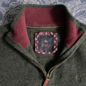 Grön half zip ull - Snygg mörkgrön stickad half zip från Magee. Storlek M men sitter kanske mer som en S. 100 procent lammull och nypris kanske 1500. Bra skick men har en liten liten lagning i ena armhålan, men inget som syns. 
