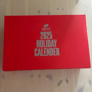 2025 Nocco Holiday Calender - ⚡️ NOCCO Julkalender 2025 – Limited Edition (SÅLD SLUT ÖVERALLT!) ⚡️  Säljer NOCCO Limited Edition-julkalender 2025 — perfekt för dig som älskar energidryck eller vill ge bort den ultimata presenten. Kalendern är helt ny, oöppnad och i toppskick.