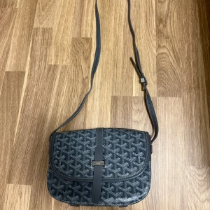 Axelväska  - Fin axelväska till salu, har knappast någon användning. Skriv vid eventuella frågor!