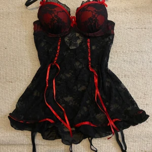 Sexig svart och röd lace klänning - Length: 49cm Waist: 30cm x2 Cup:↕️14cm↔️15cm