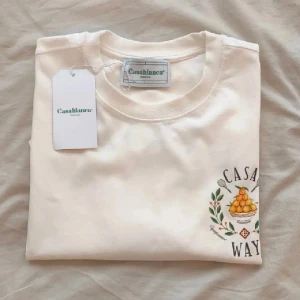 Vit Casablanca t-shirt med tryck - Casa Blanca T-shirt Vit strl:M  Fin t-shirt från Casa Blaca. ⚪Färg: vit 📏 Storlek: M ✅ Skick: Oanvänd med yagg 🧶 Material: 100% bommul  👕 Passform: oversize  Inga fläckar eller skador. Se mått i bilderna Kommer från rök- och djurfritt hem.