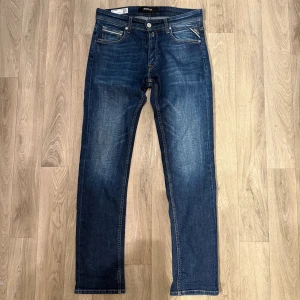 Replay Grover 573 Jeans Marinblå W29 L32  - Sjukt snygga Replay Grover 573 jeans i ekologisk bomull och en rak passform i storlek W29/L32. Mått - Midja: 40cm, Benlängd: 103cm. Modellen är 184cm & 63kg. Hör av dig vid funderingar!🤩