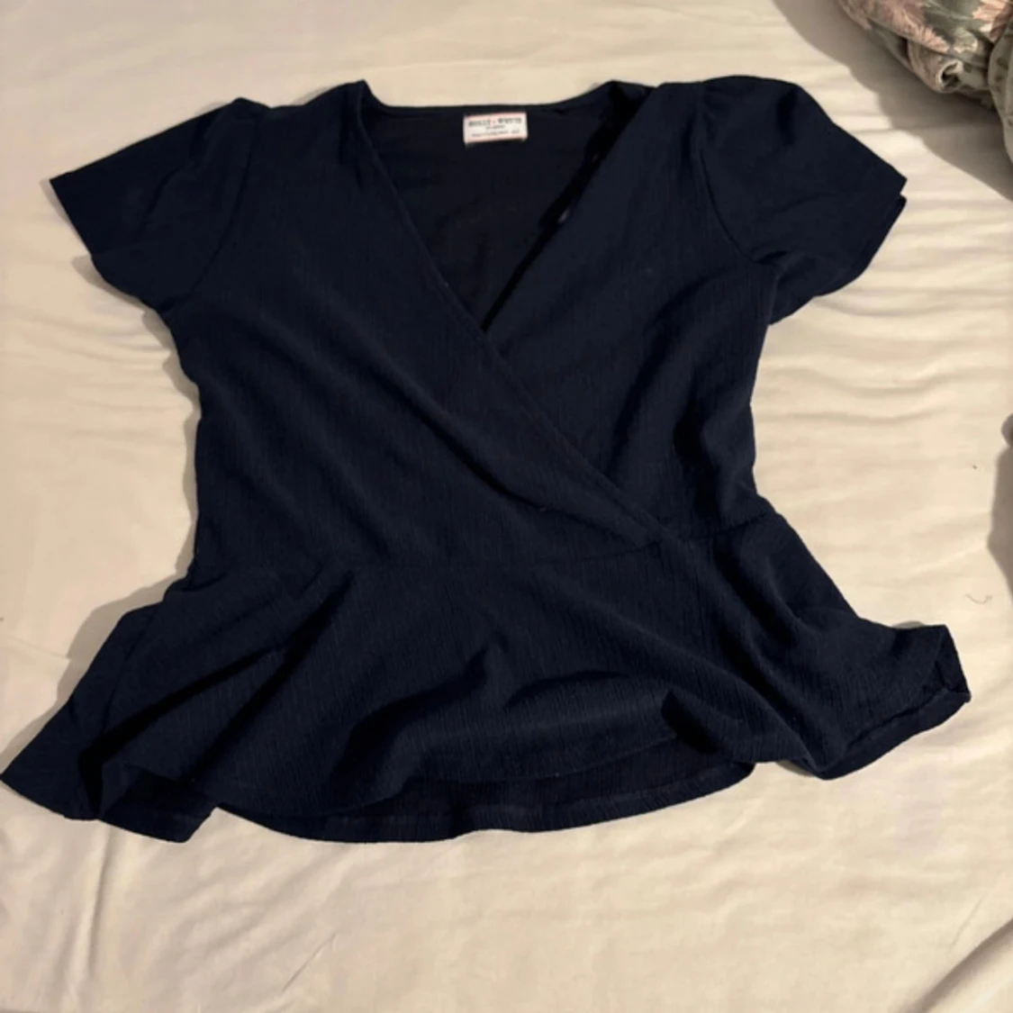 Mörkblå omlottblus med volang - 2