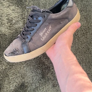 Ysl sneakers (renovering) - Säljer dessa Yves saint Laurent sneakers ihop om att de ska få nytt liv, ena skon är fint skick men den andra är i behov av en riktigt uppfräschning, limrester från ett halvdant försök att ge vänster skon nytt liv, går enkelt bort om man är villig att lägga ner tid. Skorna är självklart äkta.