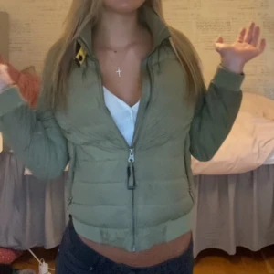 Grön pufferjacka Parajumpers - Säljer en super fin pufferjacka från Parajumpers i storlek Young S , då den inte kommer till användning längre💕pris kan diskuteras 