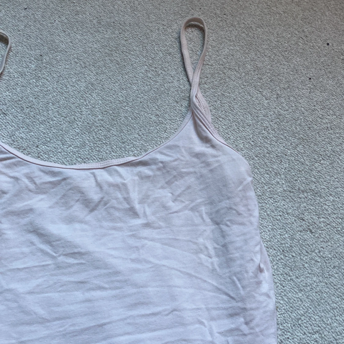 Ljusrosa linnetopp med smala axelband - 1