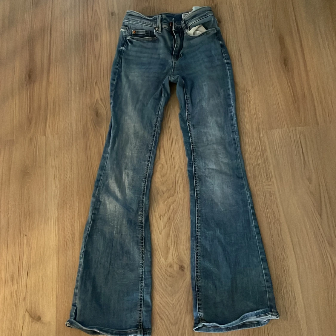 Blå bootcut jeans från Vero Moda