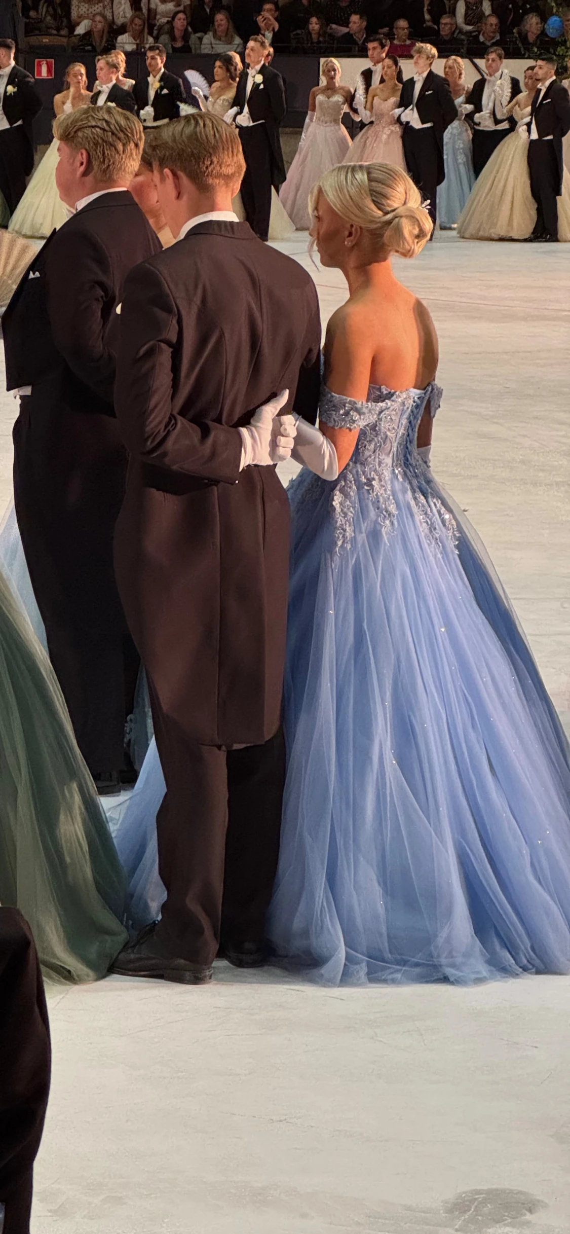 Ljusblå balklänning med spetsdetaljer - 2