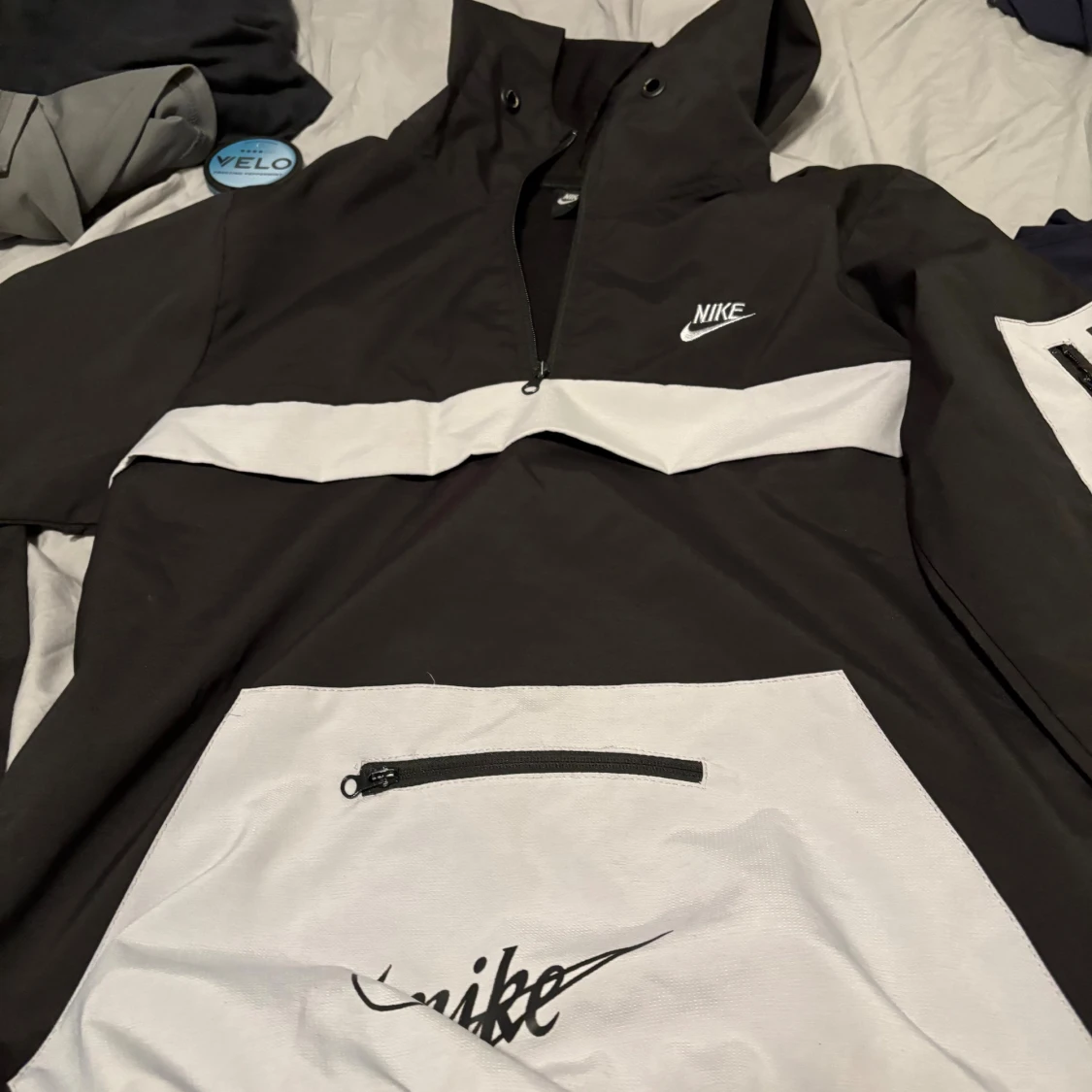 Nike Dri-Fit svart och vit vindjacka - 1