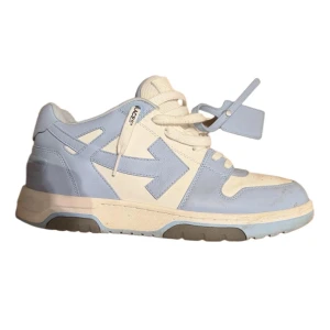 Off-White sneakers i ljusblått och vitt - Off White ”Out-of-Office” i ljusblå. Skick bra endast lite smutsiga. Köpta från Vestiaire Collective, Kvitto kommer vid köp. Nypris Ca 5000, släpper billigt