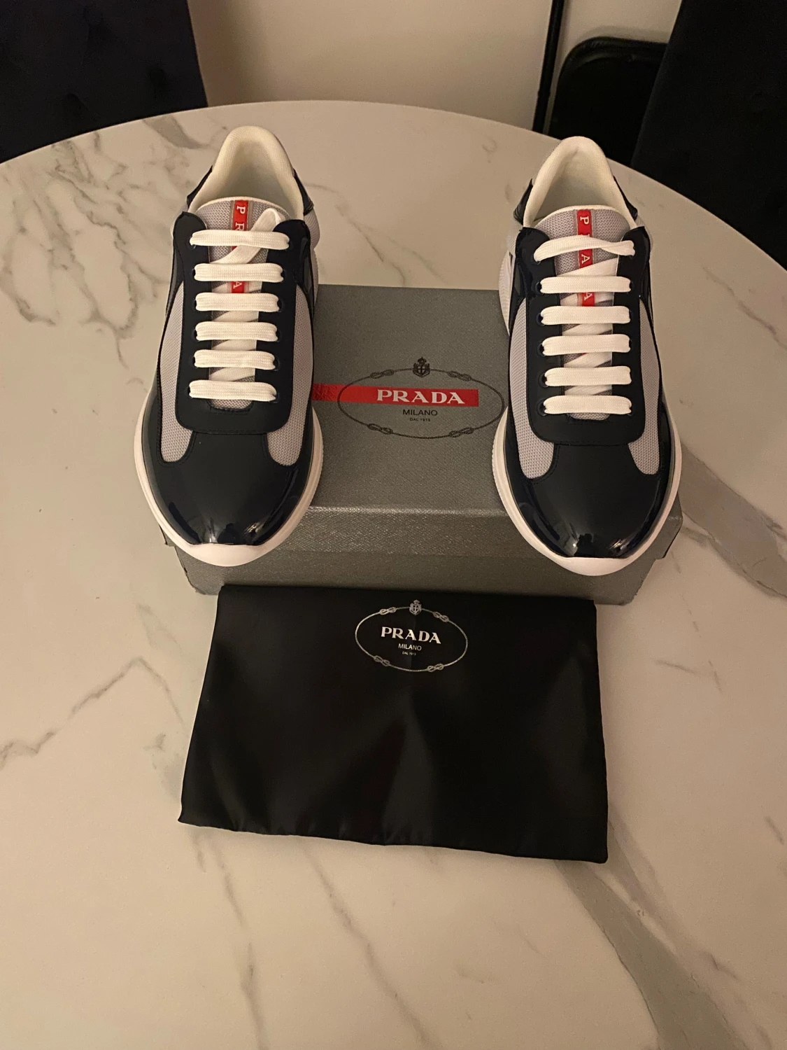 Prada sneakers i marinblå och vit - 5