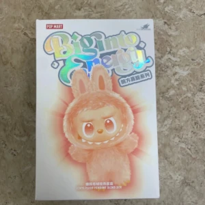 Biginto Energy Vinyl Plush Pendant Blind Box - Biginto Energy blind box från Pop Mart, innehåller en vinyl plush pendant i kaninform. Flera samlarfigurer: Love, Hope, Serenity, Luck, Happiness, Loyalty och en hemlig variant. Oöppnad förpackning, perfekt för samlare och dekoration. Skick: Ny.