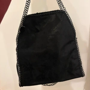 Stella McCartney LIKNANDE väska - En skit snygg väska med kedja och glitter som PÅMINNER om Stella McCartney. Aldrig använd och i perfekt skick 💕