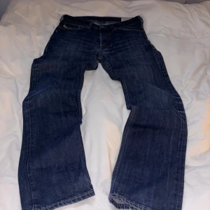 Diesel Jeans - Skit skygga diesel jeans som sitter helt perfekt 🤩  Skriv privat för fler frågor/bilder osv‼️ STORLEK W29 L32