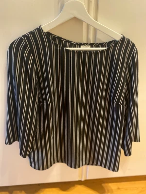 Randig tröja - Randig tröja från märket jacqueline de yong i storlek 34 i polyester och elastan. Säljes pga den årliga höstrensningen. Finns att hämta i centrala Göteborg alternativt kan skickas via valfri app.   50kr eller bud. 
