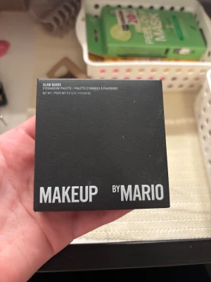 Makeup By Mario ögonskuggspalett - Snygg ögonskuggspalett från Makeup By Mario med fyra nyanser i guld, brons, koppar och matt brun. Paletten har en vit fyrkantig förpackning med spegel inuti, Skuggorna är både skimriga och matta. Aldrig använd!!!Endast öppnad för att se hur den såg ut
