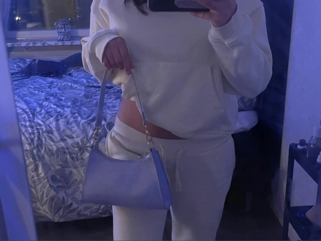 Ljusgrå axelväska i croco-imitation - 2