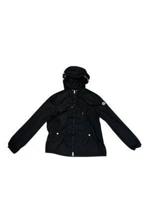Svart vindjacka från Moncler - Säljer en riktig fet moncler windbreaker. Den passar perfekt till den som är ute efter att ha något fett på sig samt att hålla dig varm från vindarna i vintern. Kontakta mig om du är intresserad 🫡