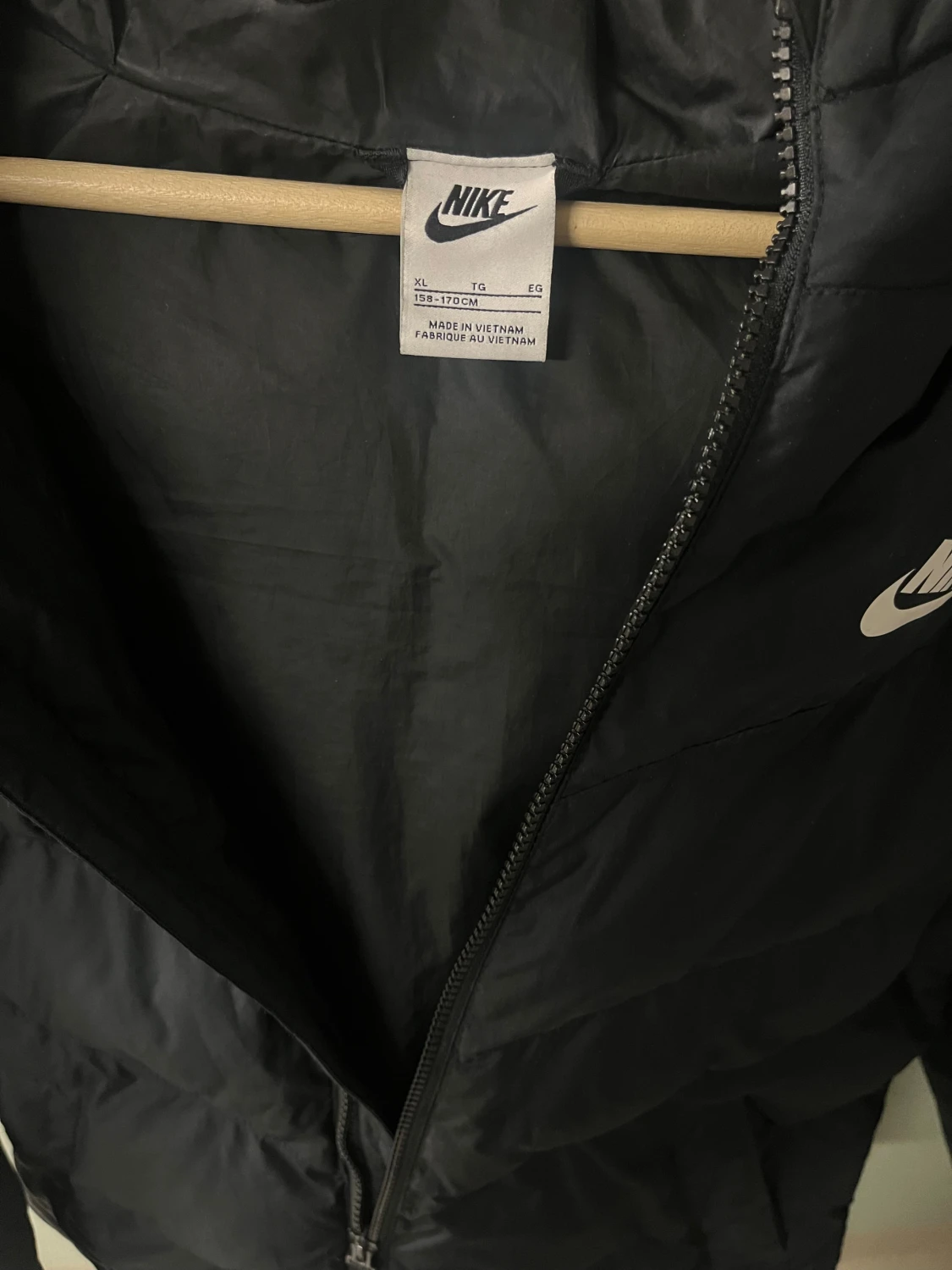 Svart pufferjacka från Nike  - 1