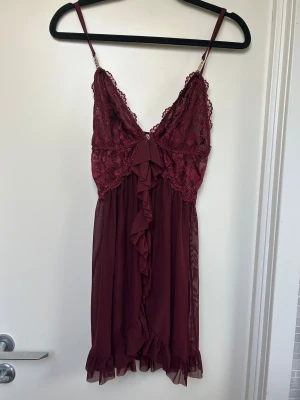 Nattlinne - Vinrött nattlinne med spets