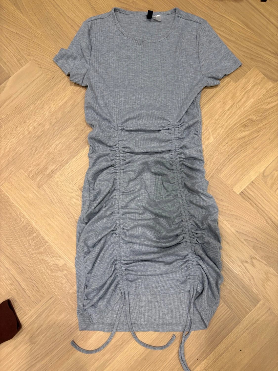 Grå ribbad kortklänning Divided