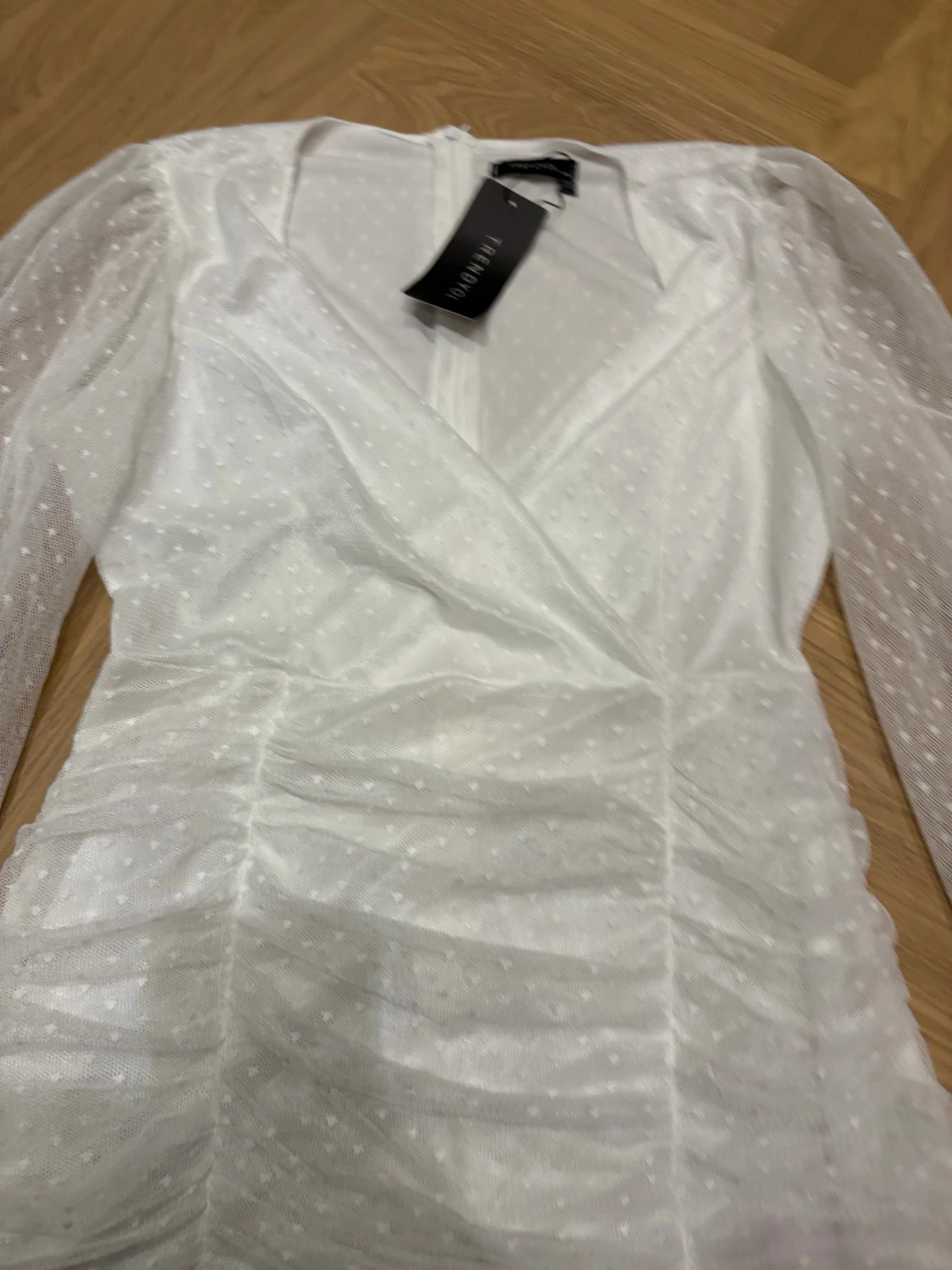 Vit prickig kort klänning Trendyol - 1