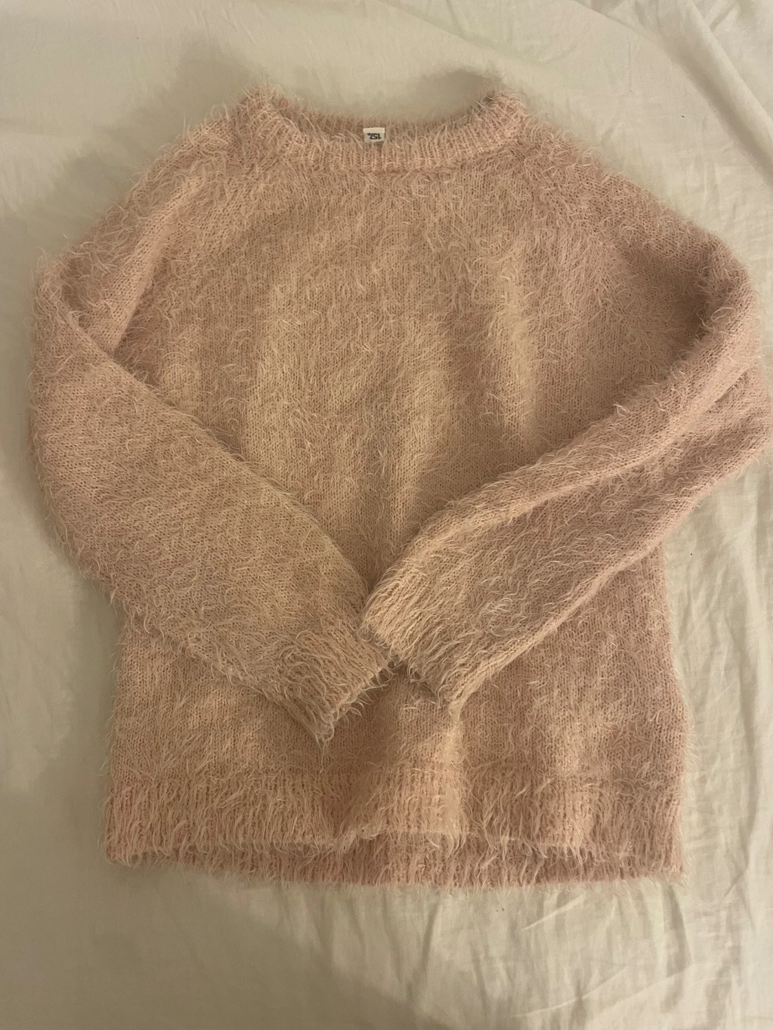 Rosa fluffig stickad tröja