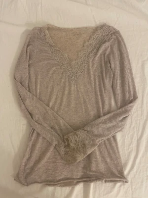 Intimissimi lace top - Intimissimi lace top i färgen Shell beige blend. Tröjan är i stl S och är i nyskick🫰🏼
