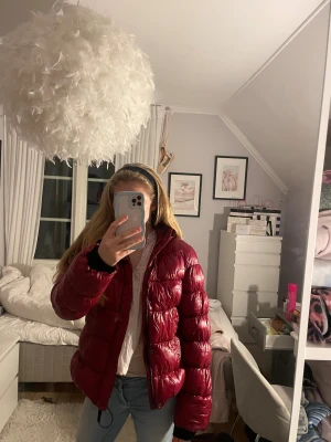 Vinterjacka - Vinröd varm vinterjacka från superdry. Jätteskön! Går att dra åt och den är liten i storlek, passar mig som har XS fast än den är i storlek 40. Använd 1 vinter💓
