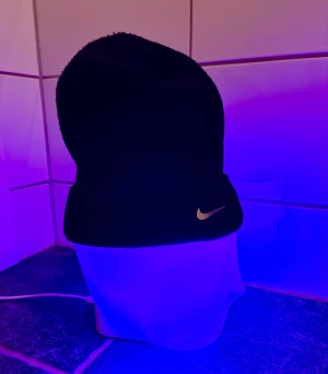 Nike winter - Limited - Nike winter - Limited drop. Svart, klassisk stickad mössa från Nike med metall swoosh-logga framtill. Enkel och clean design som passar till allt. Tillverkad i mjukt och stretchigt material för skön passform vilket ger en unik och lite sportig stil 