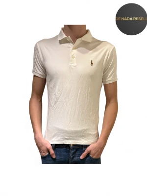 Vit pikétröja från Polo Ralph Lauren - Vit pikétröja från Polo Ralph Lauren i mycket fint skick! Jag på bilden är 184cm lång och väger 70kg. Hör av er vid frågor eller funderingar!👌🤩