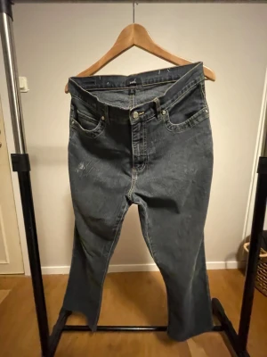 Mörkblå jeans från Soda, stl 42 lång - Säljer ett par mörkblå jeans från Soda i storlek 42 lång. Klassisk femficksmodell med raka ben och snygga kontrastsömmar. Jeansen har en enkel design och passar perfekt till en avslappnad stil.