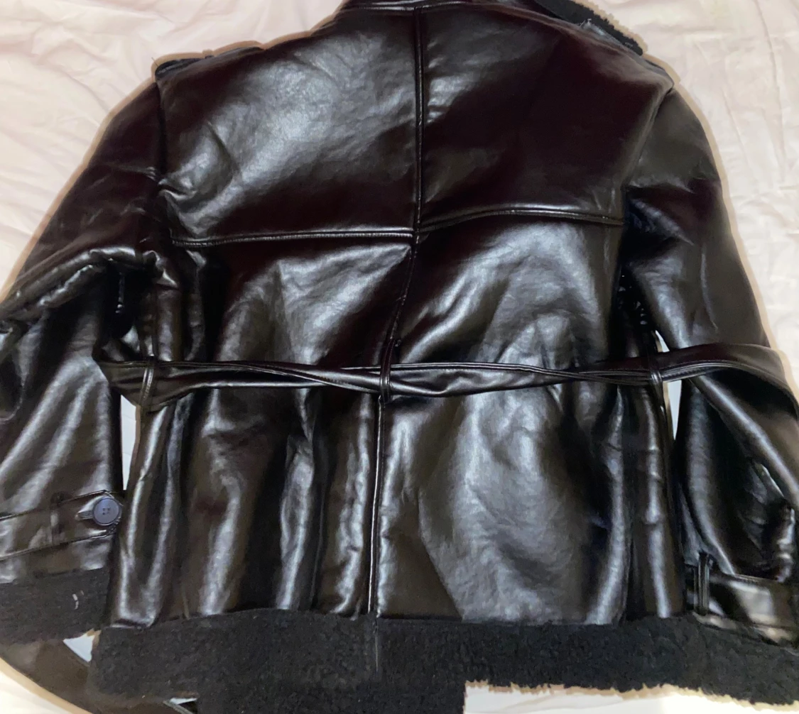 Svart teddyjacka/kappa med bälte adoore liknande skinnjacka - 2