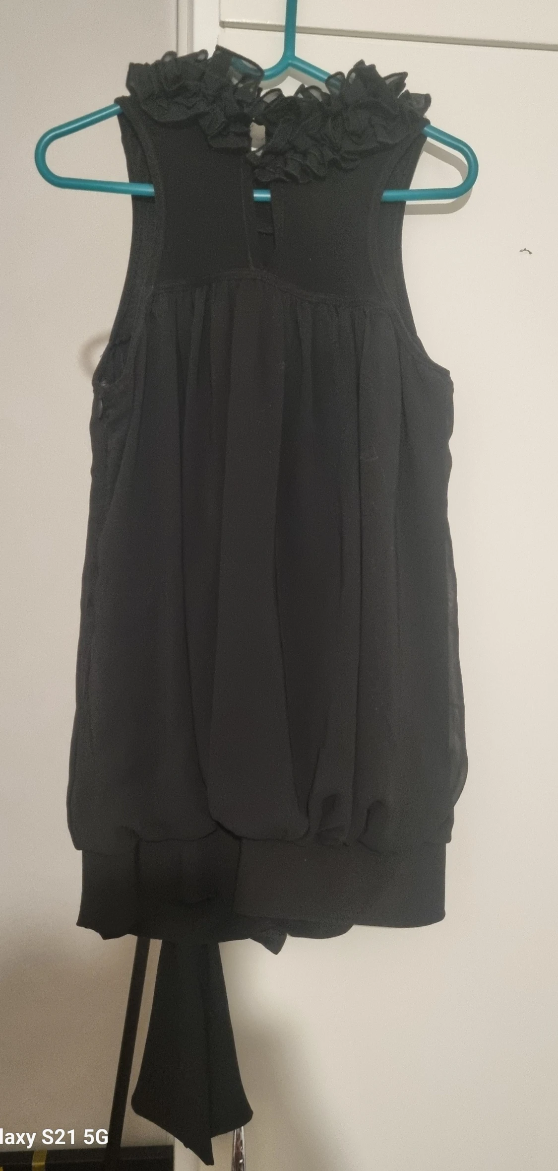 Svart blus med volang och rosett - 1