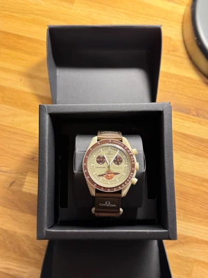 Omega klocka - Säljer denna omega klockan i toppen skick, använd ca 2 månader men nästan som ny, vid funderingar är det bara att skriva. 42mm är storleken