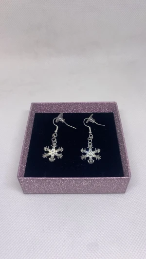 Snowflake earrings❄️✨🎀 - Supersöta handgjorda örhängen!💘59kr/paret