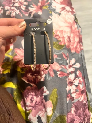 Glittriga stora guldhoops från Montini - Säljer ett par stora, runda örhängen från Montini i guldton med glittriga stenar längs hela bågen. Perfekt för dig som vill ha ett statement-smycke med extra bling. Snyggt till både uppsatt och utsläppt hår. 