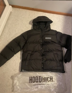 Hoodrich - Säljer denna fina och helt oanvända hoodrich jacka. Det är storlek 13-15 år, vinterjacka väldigt skön. Bara testat men fel storlek tyvär.. vid frågor eller annat är det bara att skriva✍️👍 nypris: 1100, mitt pris:900, går att diskutera