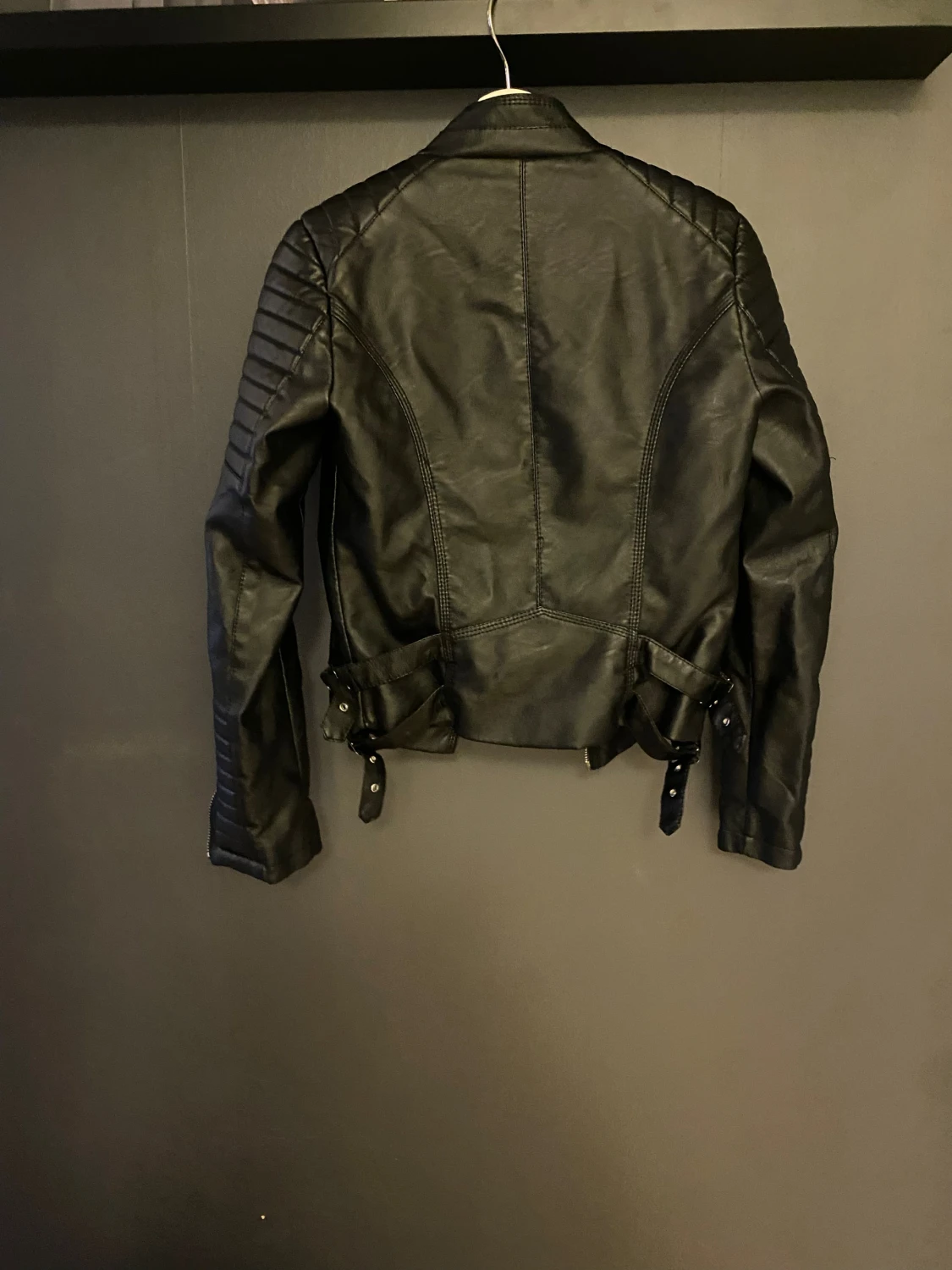 Svart skinnjacka med dragkedjor - 1