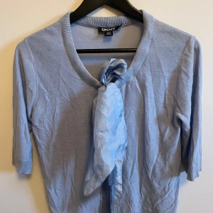 ljusblå kofta  - supersöt ljusblå kofta från DKNY med trekvartsärm och snyggt knyt framtill, mjukt och tunnt material, perfekt att slänga över en topp, aldrig använt 
