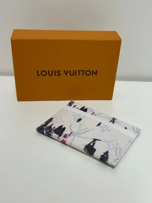 Lv Korthållare - Säljer en helt ny korthållare, aldrig använd. Låda och dustbag ingår. Snabb frakt fraktas inom 24h efter köp. Kan härmas i Haninge, skriv gärna vid fler frågor.