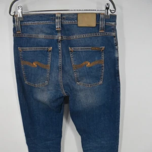 Nudie Jeans  - Stilrena jeans från märket Nudie. Ett måste till din garderob nu i vinter 🥶.Nypris på dessa ligger runt 1500kr, Men DU få dom för 499kr❗️ Inga skador eller missfärgningar, utan Jeansen är i nyskick! Storlek: W30/L34 A=78cm B=112cm. Hör gärna av dig med frågor!! 