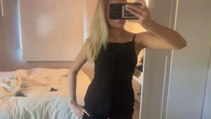 Svart linnetopp med knappar - Säljer en svart linnetopp med smala axelband och knappar framtill. Toppen har en rak passform och ärmlös design, perfekt för varma dagar. Enkel och stilren look som funkar till många outfits.