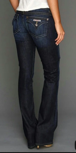 Vintage Hudson jeans  - Så snygga vintage Hudson jeans som är lågmidjade och utsvängda i benen! Nypris ligger runt 1800 kr.💕 Mått:- Storlek på lapp: 25  - Innerbenslängd:76 cm  - Midja tvärs över ca: 37 cm jeansen är i en ”sliten modell så ev slitningar (som på benet sticker inte ut)