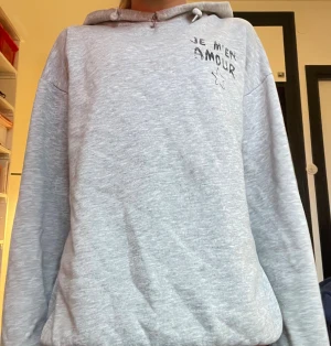 Typ trendig je m’en amour hoodie❤️ - Trendig je m’en amour hoodie från Gina! Den har en liten defekt vid halsen/kragen som jag försökt sy igen när jag fortfarande använde den, har lossat lite igen men går säkert att sy igen igen. Inte så mycket använd. Är i storlek 146/152 men skulle säga XXS❤️buda gärna 