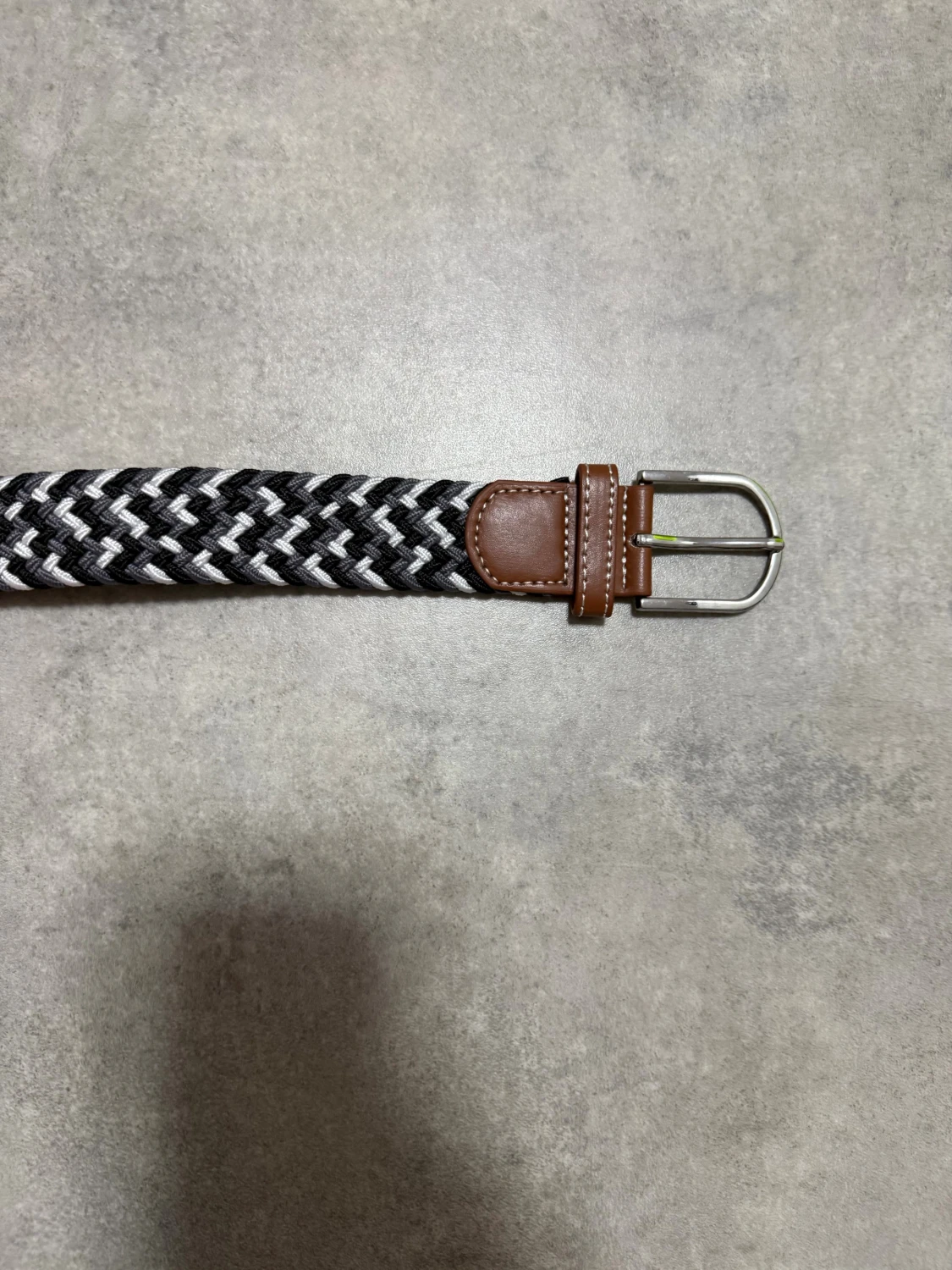 Svartvitt flätat bälte med skinn